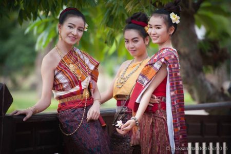 อีสานเนรมิต, อีสาน, ชุดไทยอีสาน, ล้านช้างนิมิตร, อิสาน, ผ้าซิ่น, ผ้าถุง, สไบขิด, สไบ, ผู้สาว, สาวนุ่งผ้าซิ่น, สาว, อีนาง, อีนางเอ้ย