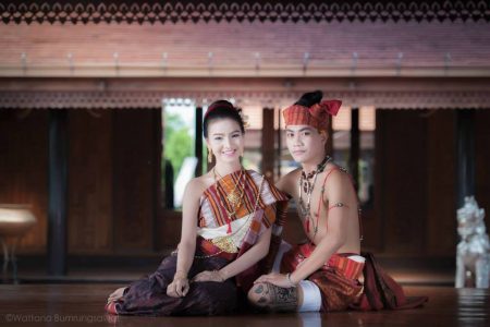 อีสานเนรมิต, อีสาน, ชุดไทยอีสาน, ล้านช้างนิมิตร, อิสาน, ผ้าซิ่น, ผ้าถุง, สไบขิด, สไบ, ผู้สาว, สาวนุ่งผ้าซิ่น, สาว, อีนาง, อีนางเอ้ย, ชุดเครื่องแต่งกายล้านช้าง, ล้านช้าง, บ่าวสาว, นั่งคู่กัน, ผู้บ่าว, บ่าว