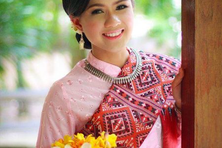 สาวภูไท ชุดชมพูสไบแพรวาสีแดง, สาวภูไท, เสื้อสีชมพู, สไบสีแดง, สไบแพรวา, สไบแพรวาสีแดง, ผ้าซิ่น, นุ่งผ้าซิ่น, ชุดไทยอีสาน, สาวสร้อย