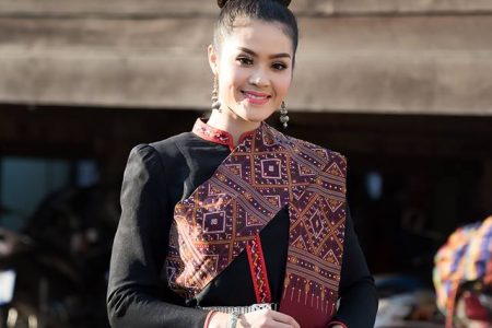 สาวผู้ไท, ผ้าไหมแพรวา, สไบแพรวา, สไบ, ผ้าสไบ, ผู้สาว, สาว, หญิงงาม, ชุดผู้ไท, ชุดแต่งกายอีสาน, ผ้าซิ่น, นุ่งผ้าซิ่น, สาวภูไท