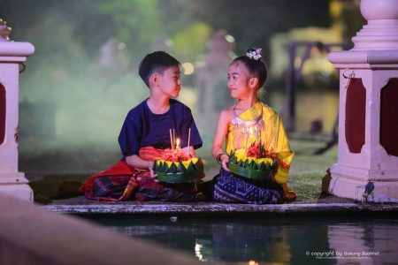 สมมาน้ำ คืนเพ็ง, สมมาน้ำ, ลอยกระทง, กระทง, หนุ่มน้อยลอยกระทง, สาวน้อยลอยกระทง, ชุดไทยอีสาน, นุ่งโสร่ง, นุ่งผ้าซิ่น, โสร่ง, ผ้าซิ่น, นุ่งผ้าซิ่นไปลอยกระทง, นุ่งโสร่งไปลอยกระทง