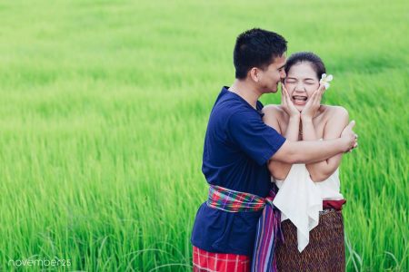 ฟรีเวดดิ้งคู่บ่าวสาว, บ่าวสาว, บ่าวสาวชัยภูมิ, ชัยภูมิ, นุ่งโสร่ง, นุ่งซิ่น, หนุ่มสาว, ไทยอีสาน, บ่าวสาวไทยอีสาน, เครื่องแต่งกายอีสาน, ผ้าขาวม้า, แต่งงาน, ถ่ายรูปแต่งงาน, ทุ่งนา, เขิน