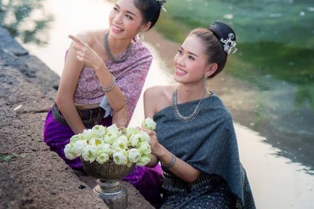 ฮดสรงบูชาอโรคยาปรางค์กู่ , ฮดสรง, บูชา, อโรคยา, ปรางค์กู่, ชุดไทยอีสาน, เครื่องแต่งกายไทยอีสาน, วัฒนธรรมประเพณีอีสาน, อีสาน, ผู้สาว, สาว, หญิงสาว, ผ้าซิ่น, นุ่งผ้าซิ่น, ดอกบัว, สระน้ำ, ลานคำดีไซน์
