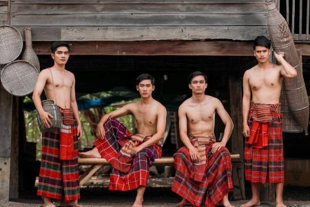 บ่าวไทบ้าน นุ่งโสร่ง, ผู้บ่าว, บ่าวไทบ้าน, นุ่งโสร่ง, โสร่ง, ผู้ชายไทย, ผู้ชาย, ผู้ชายใส่โสร่ง, นุ่งโสร่ง, ข่อง, ไซ้, ไทยอีสาน, อีสาน, ผ้าขิด, ชุดไทยอีสาน, การแต่งกายไทยอีสาน,