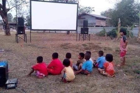 หนังขายยา, หนังกลางแปลง, หนัง, เบิ่งหนัง, เด็กน้อย, เด็ก, ดูหนัง, movie, อิสาน, อิสานบ้านเฮา, ตามฮอยอีสาน,